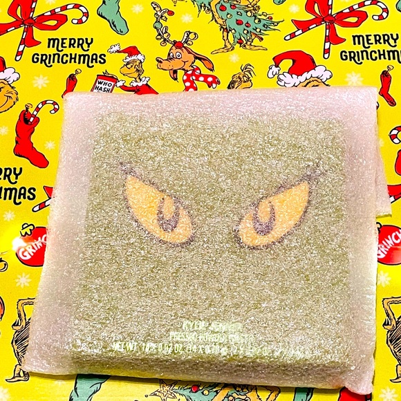 Kylie x The Grinch Pressed Powder Palette - Picture 2 of 4